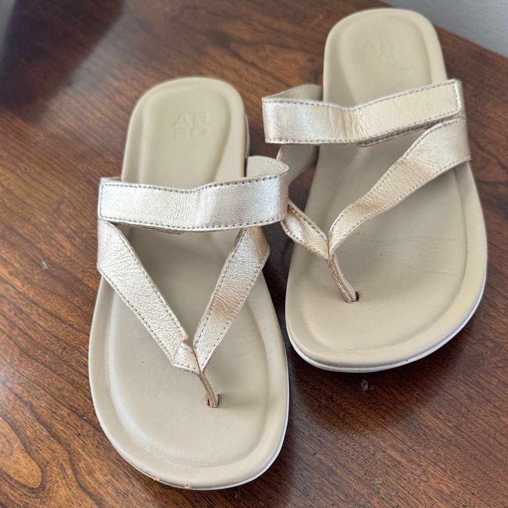 ABEO Oasis Metallic Leather Thong Sandals